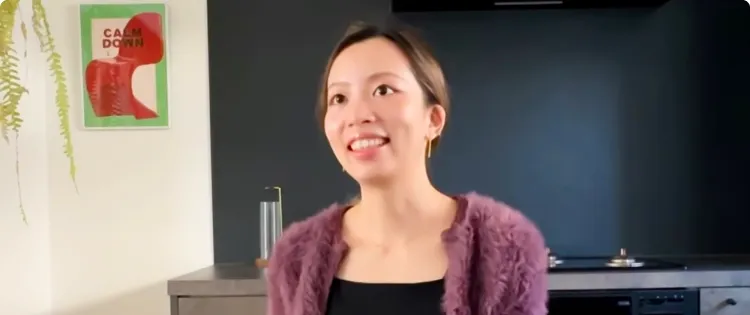 サムネイル画像 インタビューを受けるお客様の写真