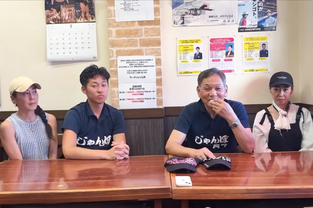 サムネイル画像 インタビューを受けるお客様の写真