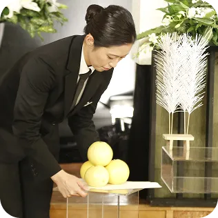 祭壇や装飾の写真