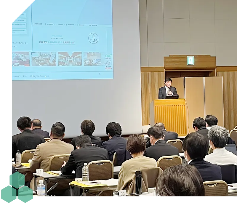 講義をする社長中川の写真