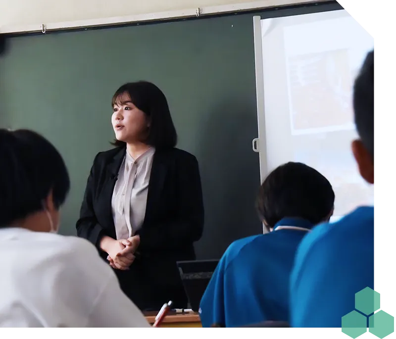 学生に講義をするスタッフの写真