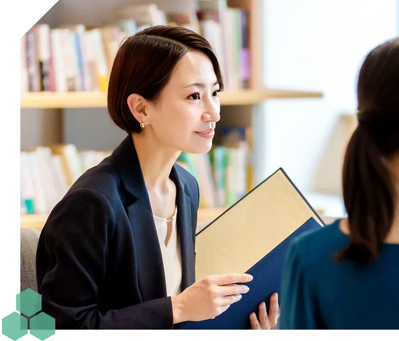 打ち合わせを行う女性スタッフの写真