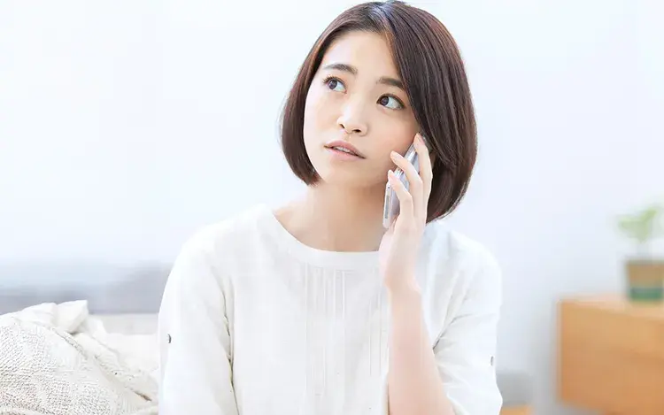 電話をかける女性