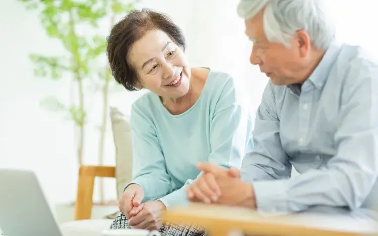 相談する老夫婦