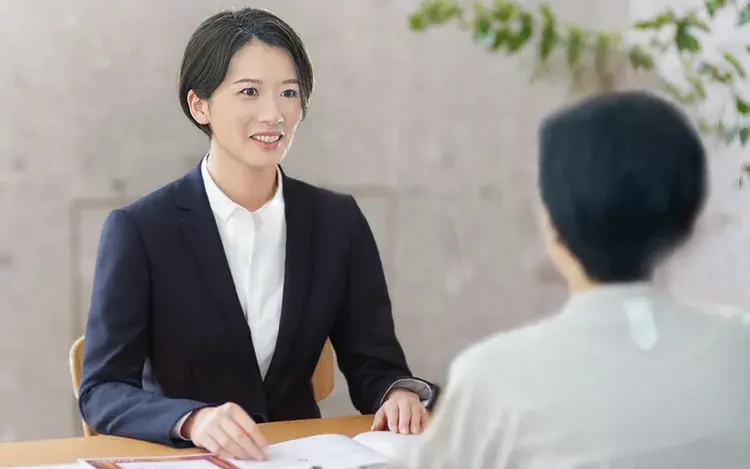 打ち合わせを行う相談員