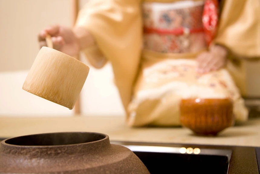 柄杓を使って茶を点てるためのお湯を汲む様子