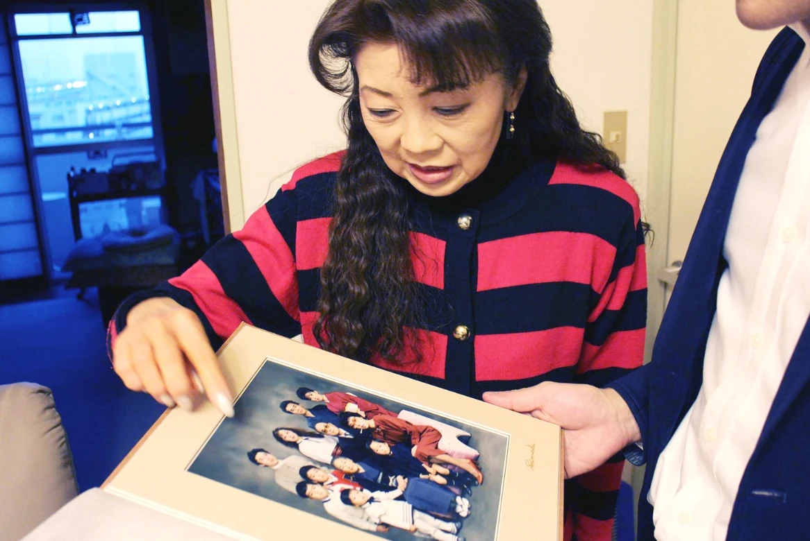 故人様の写真を選ぶ親族の様子