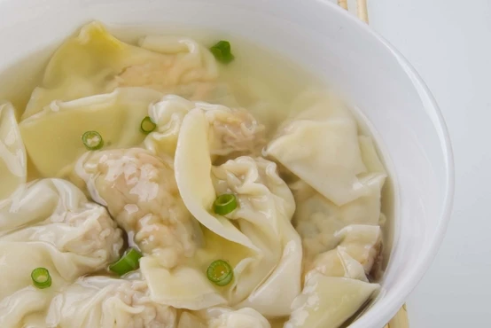 ワンタンがたくさん入ったスープ