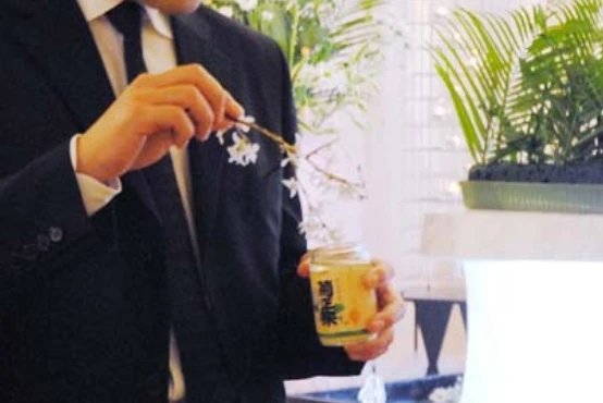 桜の枝を日本酒にひたす様子