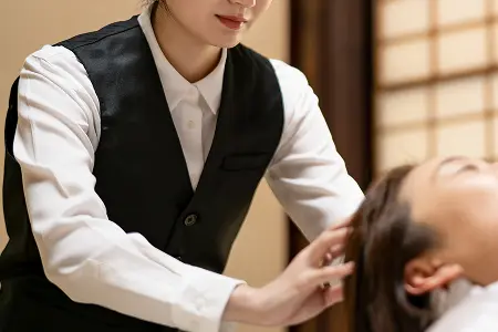 故人様の髪を洗う納棺師の手元の写真