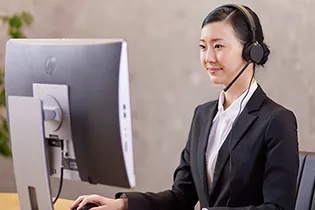 コールセンターの女性の写真