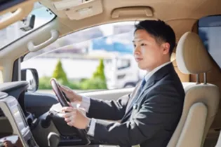お迎えに向かう車内の男性の写真