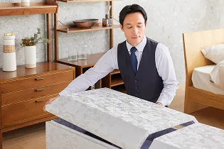 棺の蓋を閉める男性の写真