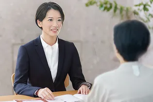 お客様と打ち合わせをする葬祭プランナーの写真