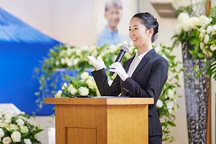 葬儀の司会を務める女性の写真