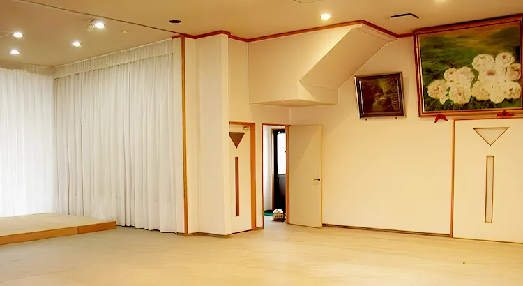 自性院の式場入口