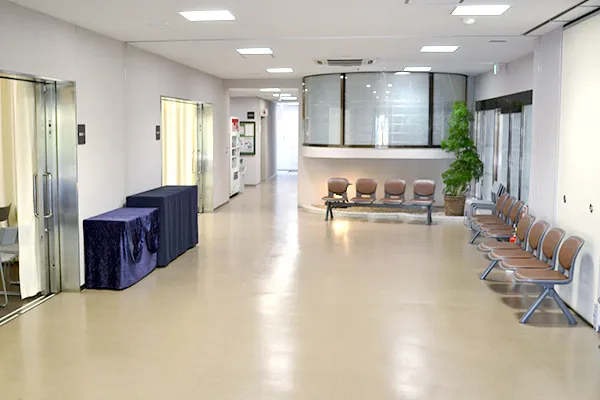 平和の森会館のロビー