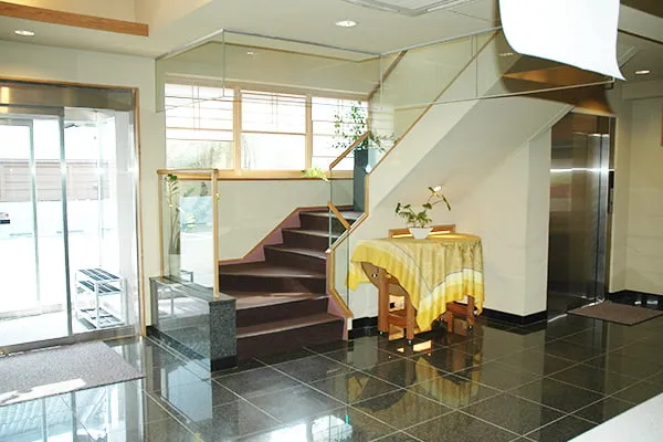 常性寺会堂のエントランス前