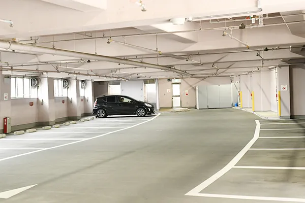 久保山斎場の駐車場