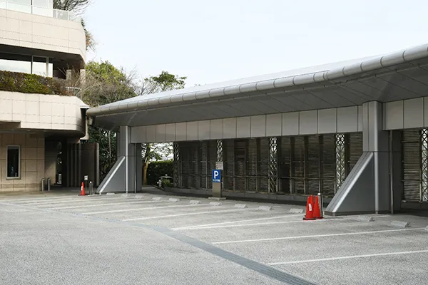 久保山斎場の屋外駐車場