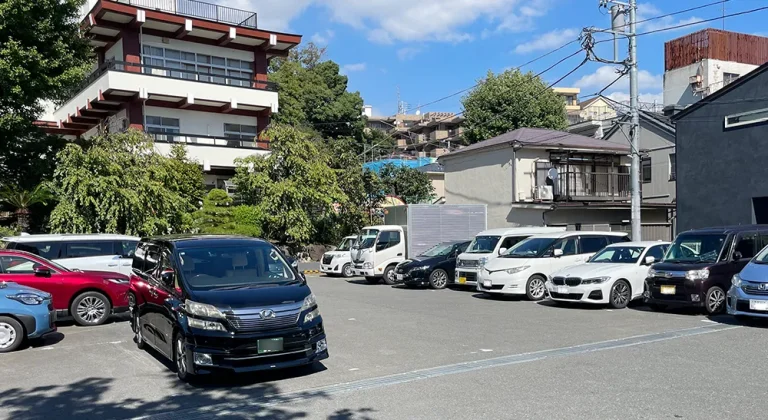 東照寺会館の駐車場