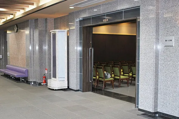 行田市斎場の式場入口