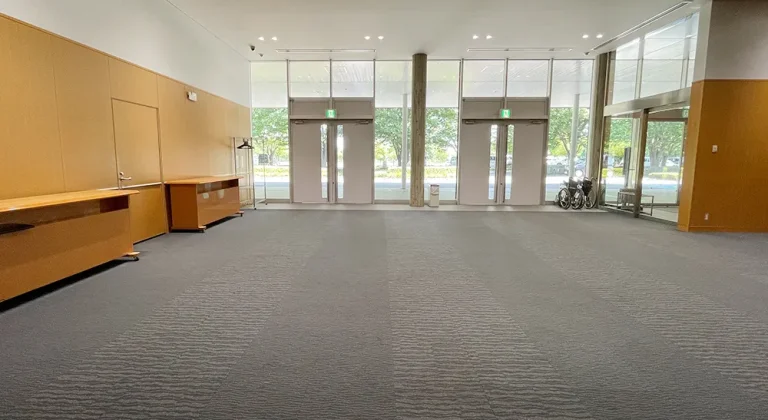 越谷市斎場のロビー