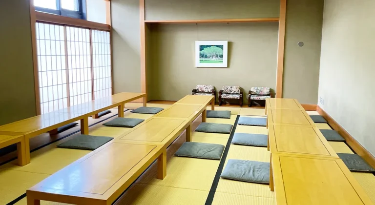 メモリアル彩雲の会食場