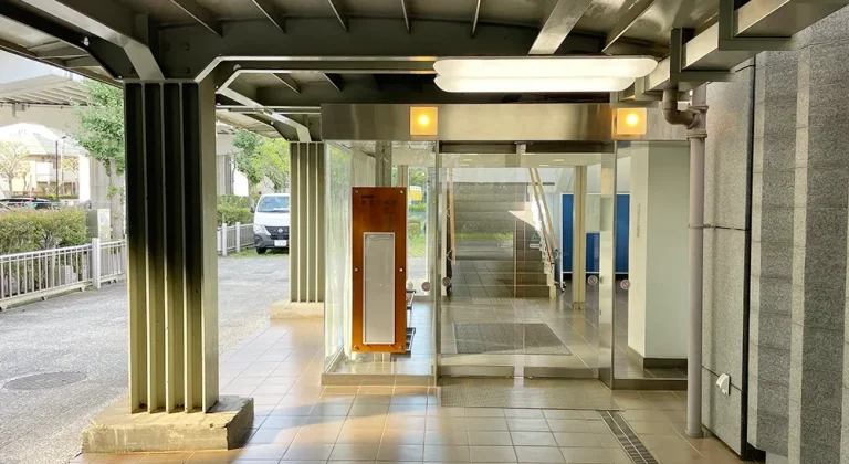 区民斎場 みどり会館のエントランス