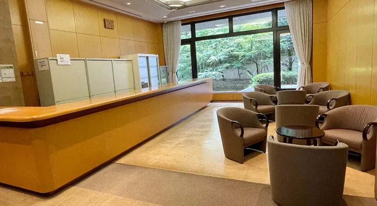 府中の森市民聖苑のロビー