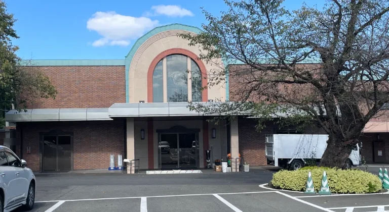 日華斎場・多磨葬祭場の外観