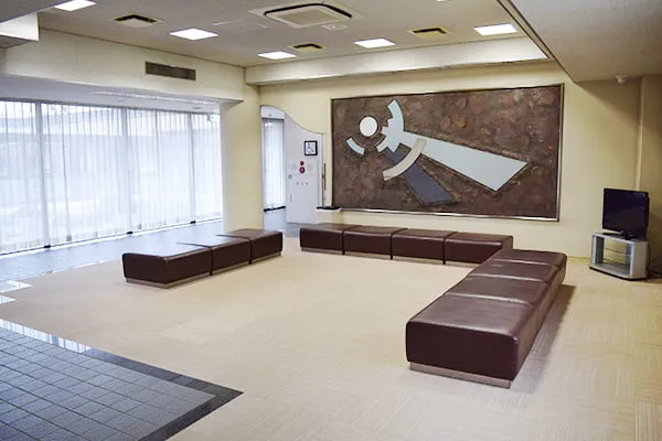 新座市営墓園斎場のロビー