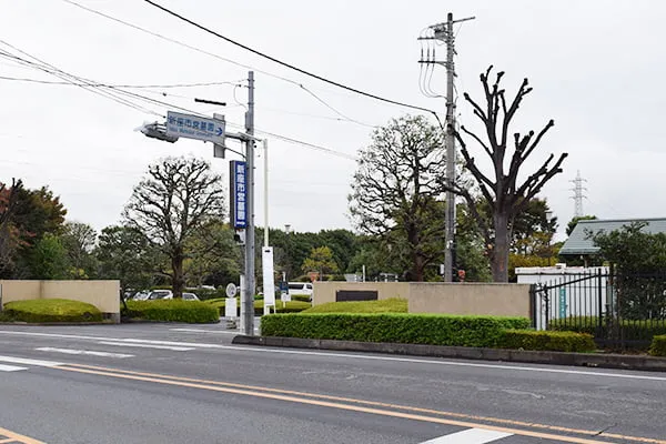 新座市営墓園斎場の駐車場