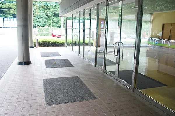 野田市斎場のエントランス