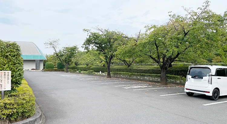 思い出の里会館の駐車場