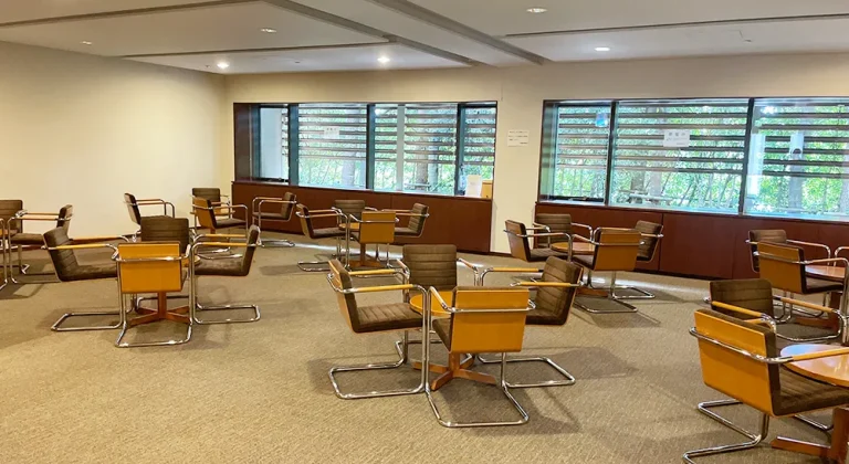 埼葛斎場のロビー