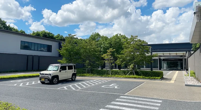 埼葛斎場の駐車場