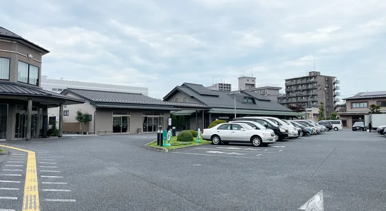 谷塚斎場の駐車場