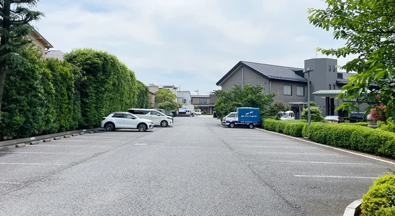 谷塚斎場の火葬棟駐車場