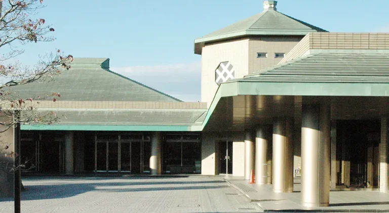 八富成田斎場の外観