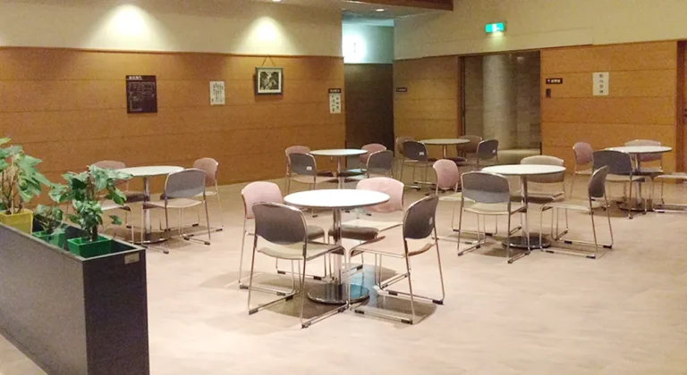 八富成田斎場のロビー