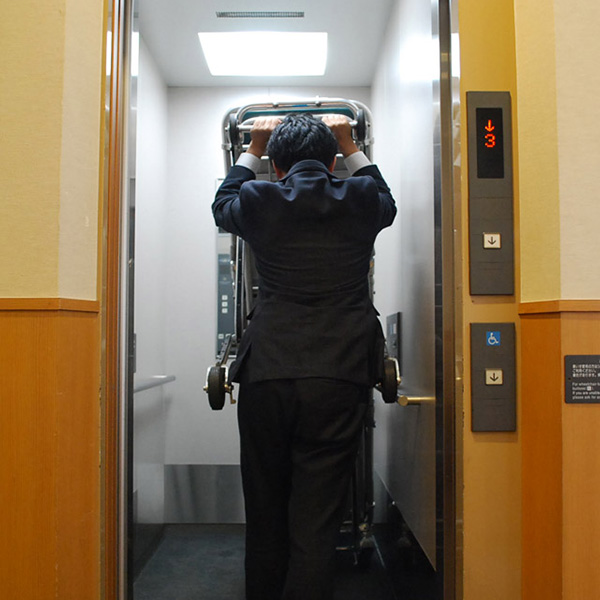 マンションでの棺搬送の様子