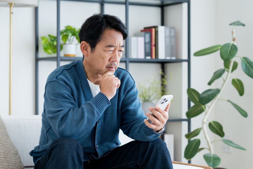 呼ばない親族へ送る文章を悩む姿