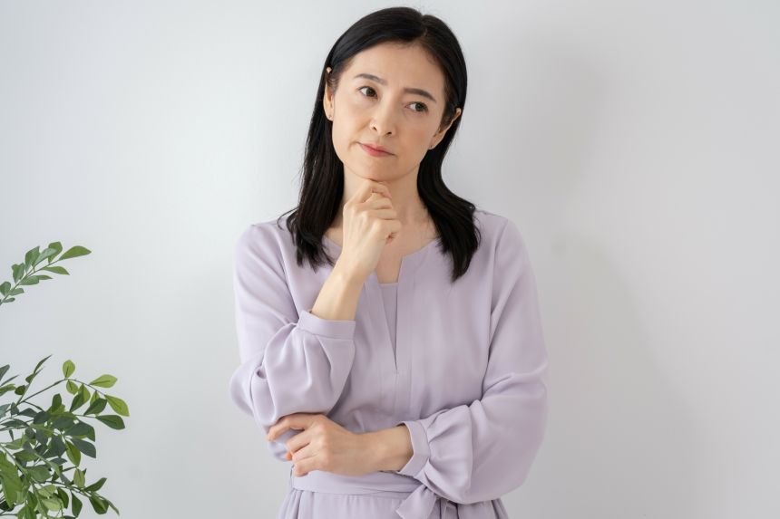 自宅で家族葬をしたいときに悩む様子