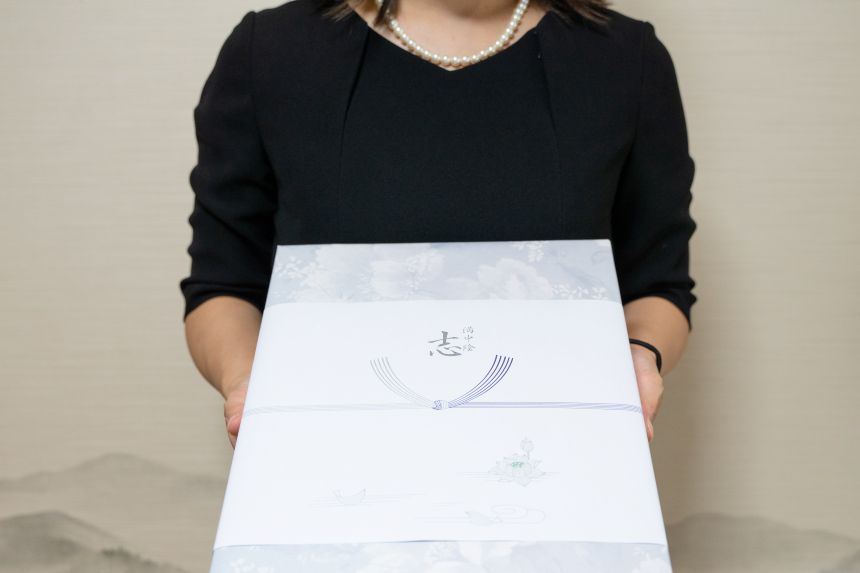 香典返しをお渡ししているところ