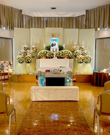 葬儀事例のサムネイル画像 西葛西セレモニーにてたくさんのご供花の中笑顔で微笑む故人の遺影と祭壇