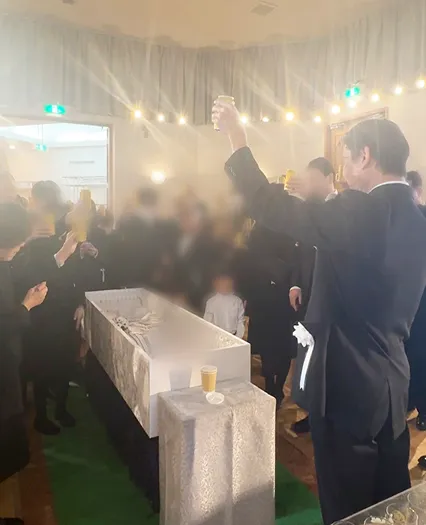 葬儀事例のサムネイル画像 西葛西セレモニーにて献杯ではなく仲間に囲まれビールで乾杯