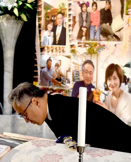 葬儀事例のサムネイル画像 横浜市北部斎場にてお棺の中の奥様に話しかけるご主人