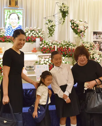 葬儀事例のサムネイル画像 梅窓院にて祖母様のご遺影のもと三世代で写真撮影