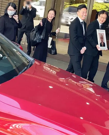 葬儀事例のサムネイル画像 代々幡斎場にて父の愛車に見守られながら笑顔の送りだし